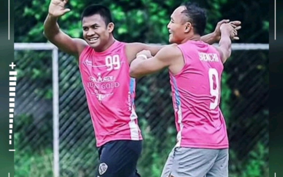 泰拳天王善猜和播求这对基友,一起踢球,经常在球场上打架,吵架,最后又