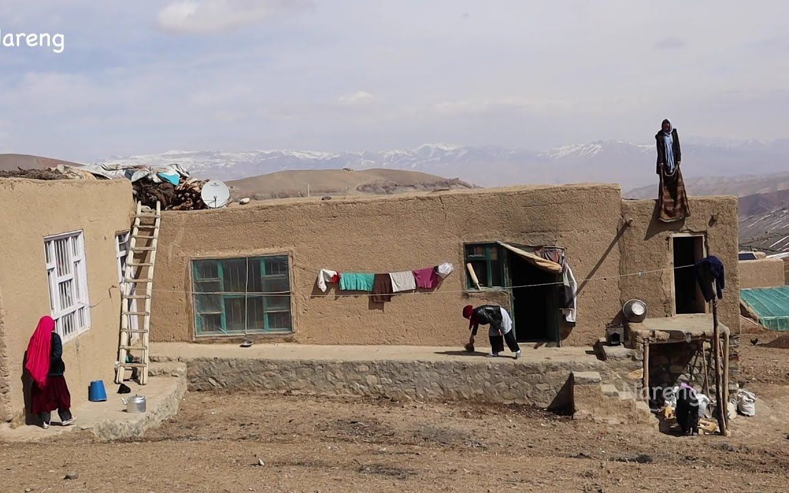 生活在阿富汗偏远山区,女人在家里烹饪毛肚,没有战乱日子更好了