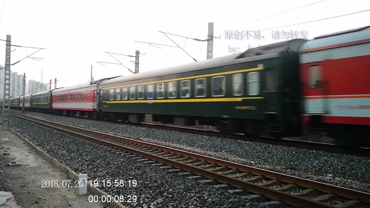 夏季傍晚的津山铁道,北京去往丹东的k27次火车,从天津站方向开来