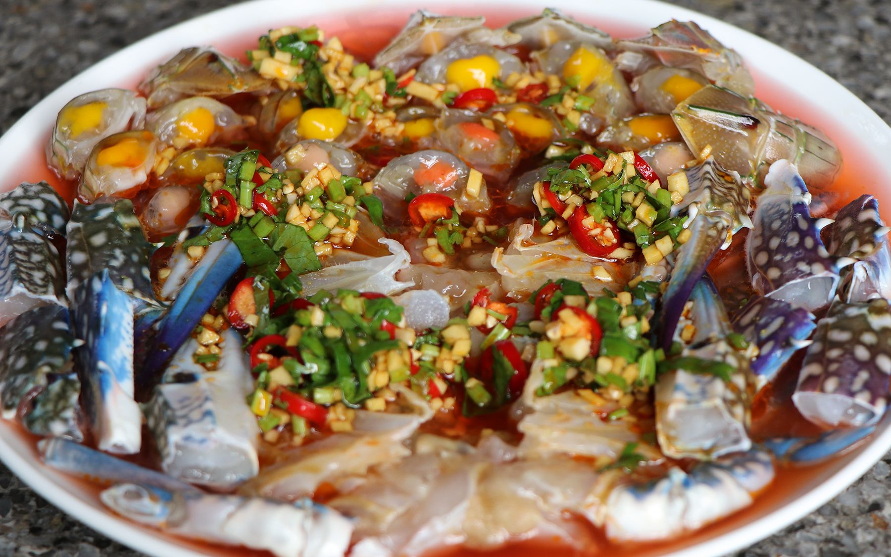 泰国厨师生腌鲜活血蛤，剥壳血汁四溢做沙拉腥鲜味美！