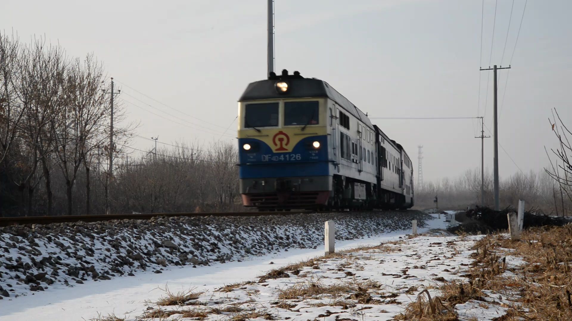 中国铁路雪景京承线京局怀段df4d牵引客车y513次