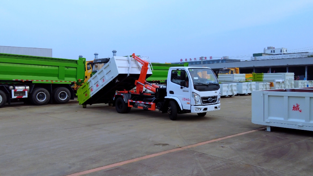 上汽跃进蓝牌重型建筑垃圾清运专用车厢可卸式垃圾车#垃圾清运 #建筑