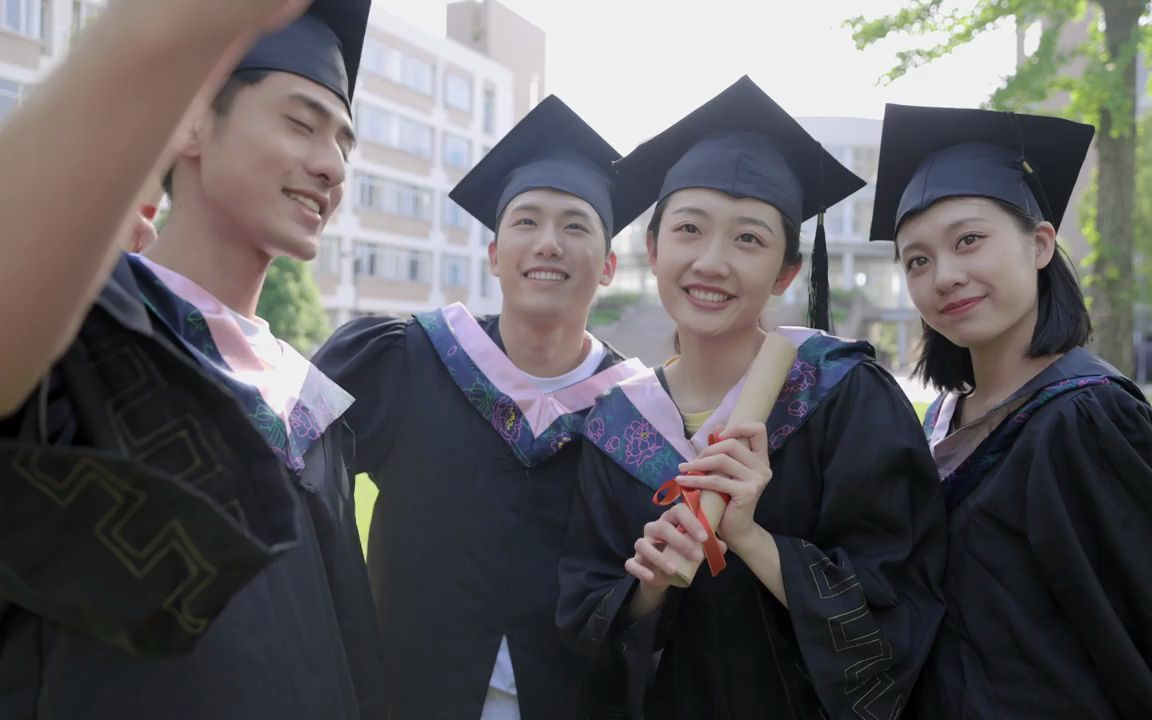 活动  身穿学士服的毕业生手机自拍合影[硕士生]