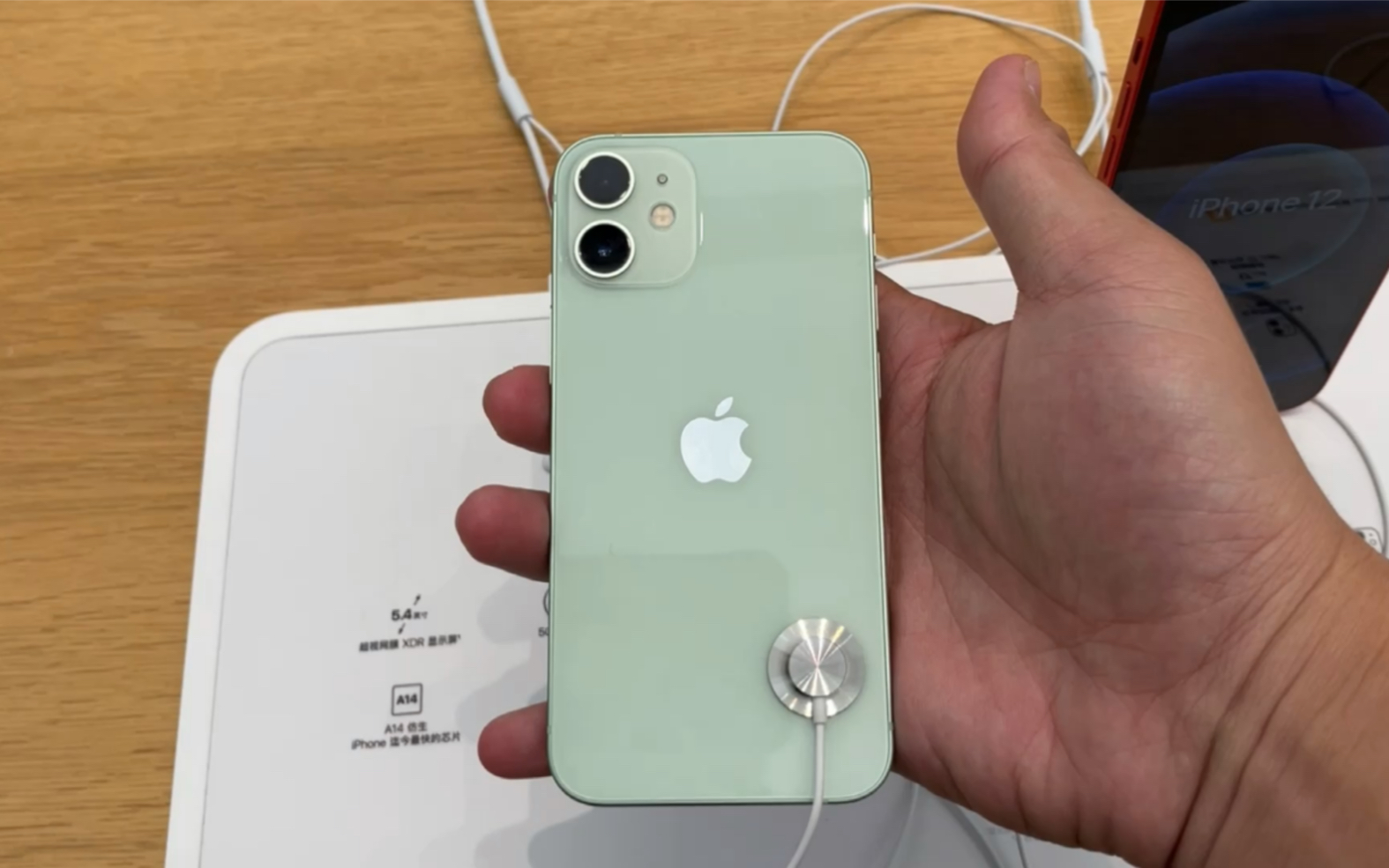 注定卖不好直营店实机上手体验iphone12mini黑边大12promax握不住