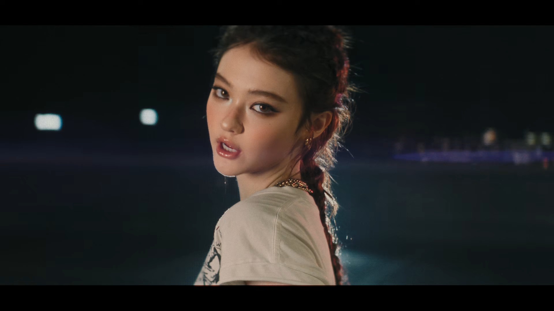 MEOVV最新回归曲Go Hard MV公开