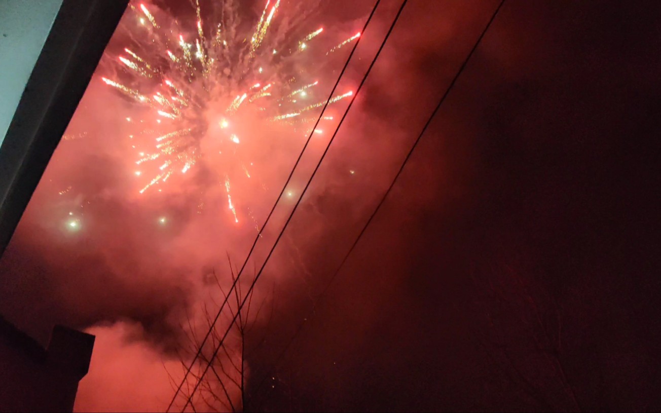 化作烟火为你坠落