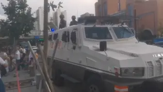 Download Video: 新疆真的很安全，每个路口都有武警站岗执勤，在新疆可以放心观光旅游