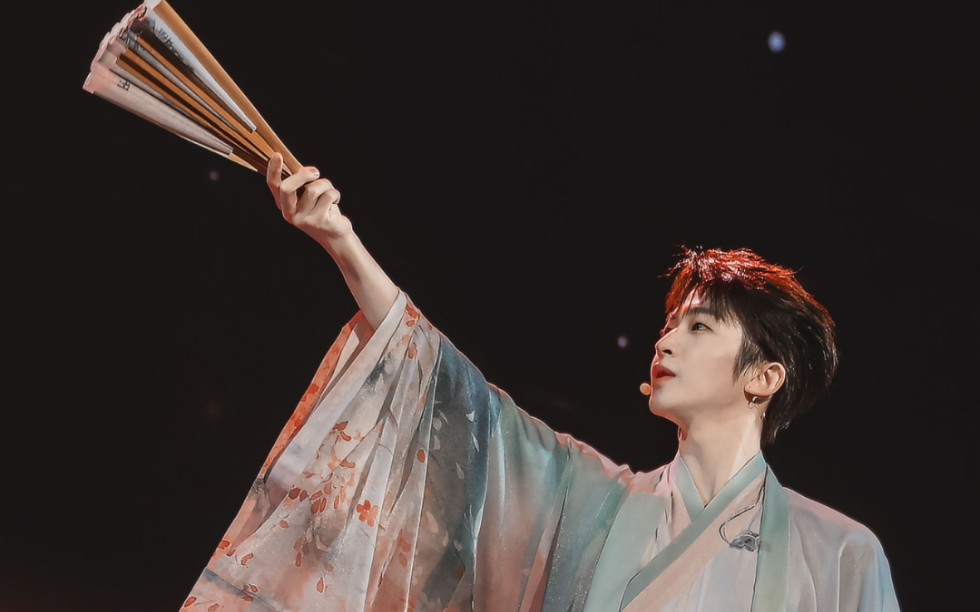 【刘宇|舞蹈惊艳瞬间】执扇舞 皎如玉树临风前 星河入梦来