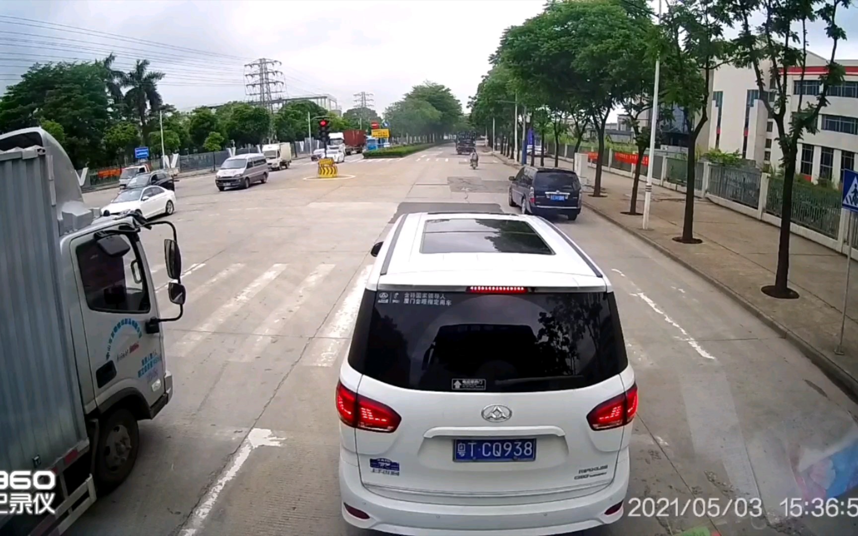 以前我们看到的都是泥头车闯红灯,今天就让你们看个小车排队闯红灯的.