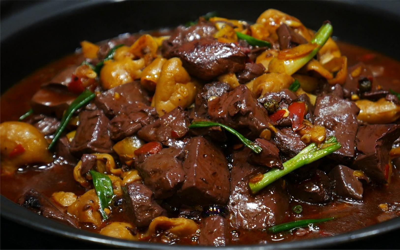 大厨教"肥肠血旺"家常做法,滑嫩爽口又下饭,比毛血旺还香