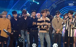 Video herunterladen: 【4K 舞台】EXO 《 Lotto 》SBS人气歌谣 20160828