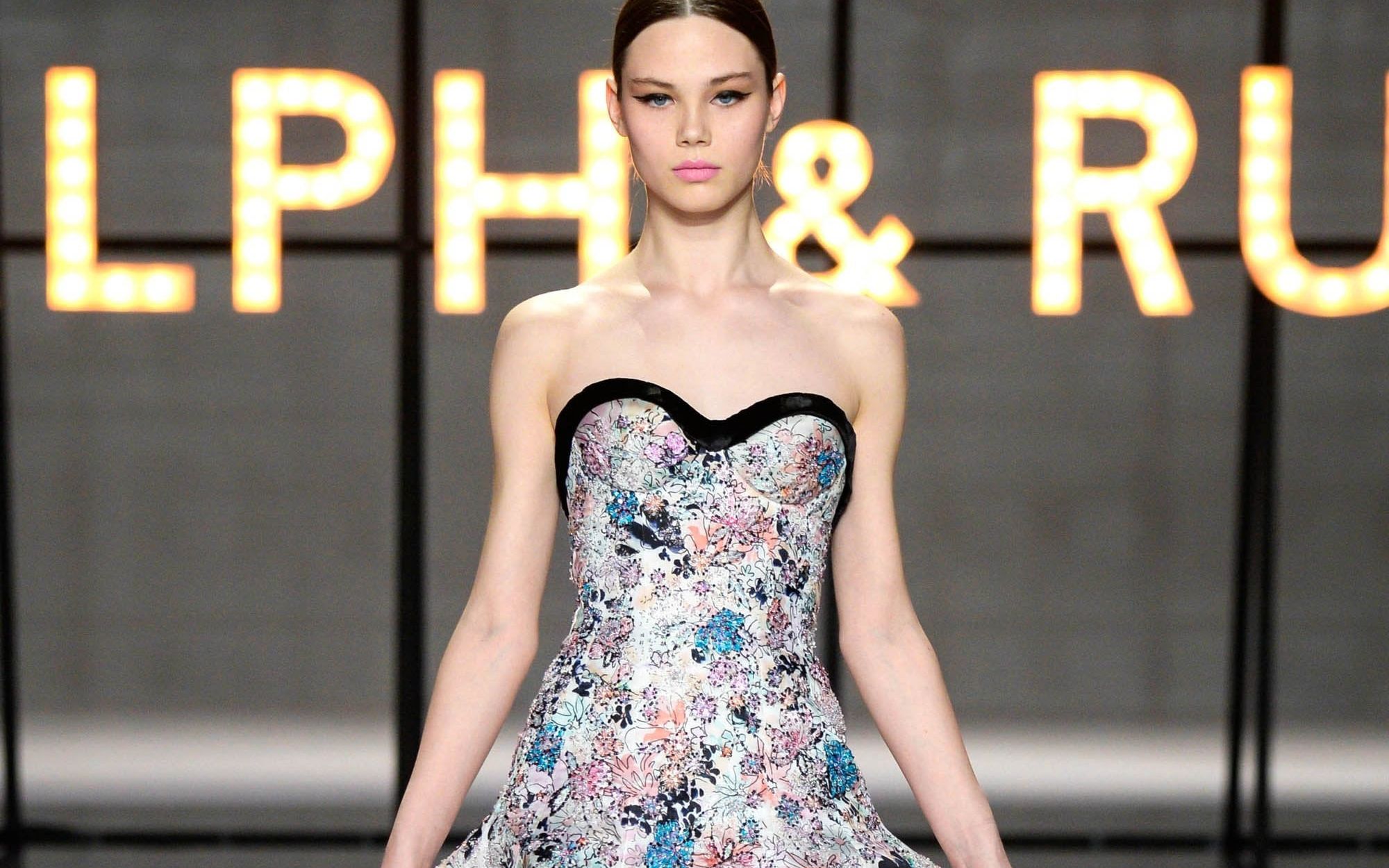 英国时装品牌Ralph & Russo(拉夫ⷥ⧴⩲019年SS高级时装秀场哔哩哔哩bilibili