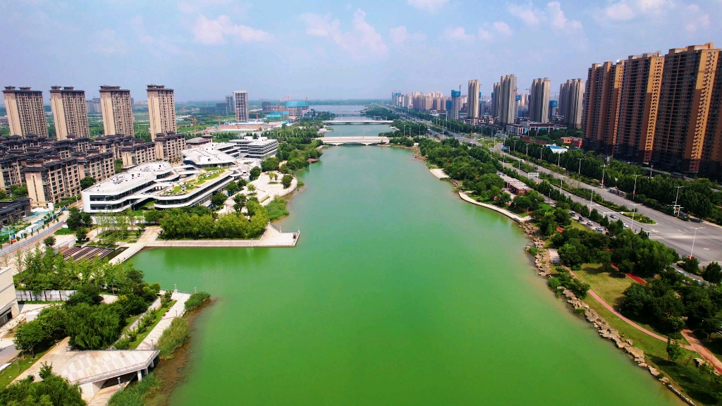 濮阳市最美的运河与龙湖相连,两侧栈道美的很