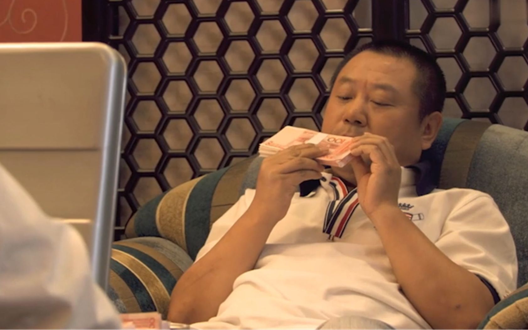 那些花里胡哨的数钱方式,范伟用鼻子一闻就知道少3张,旁边美女看呆了