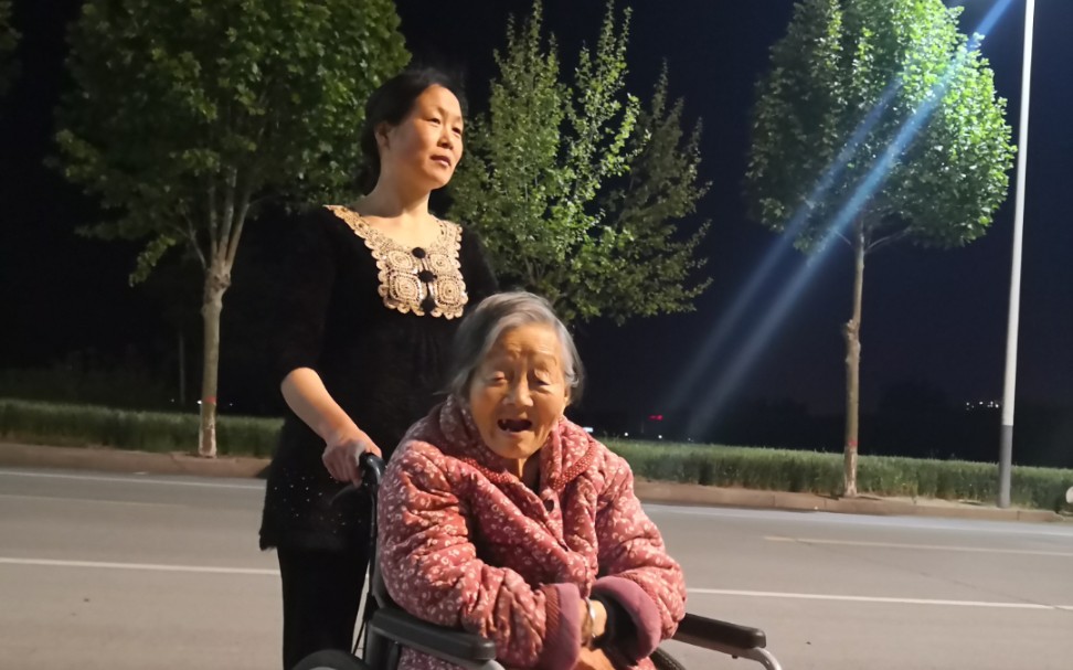 [图]我和妈妈和妈妈的妈妈的夜晚