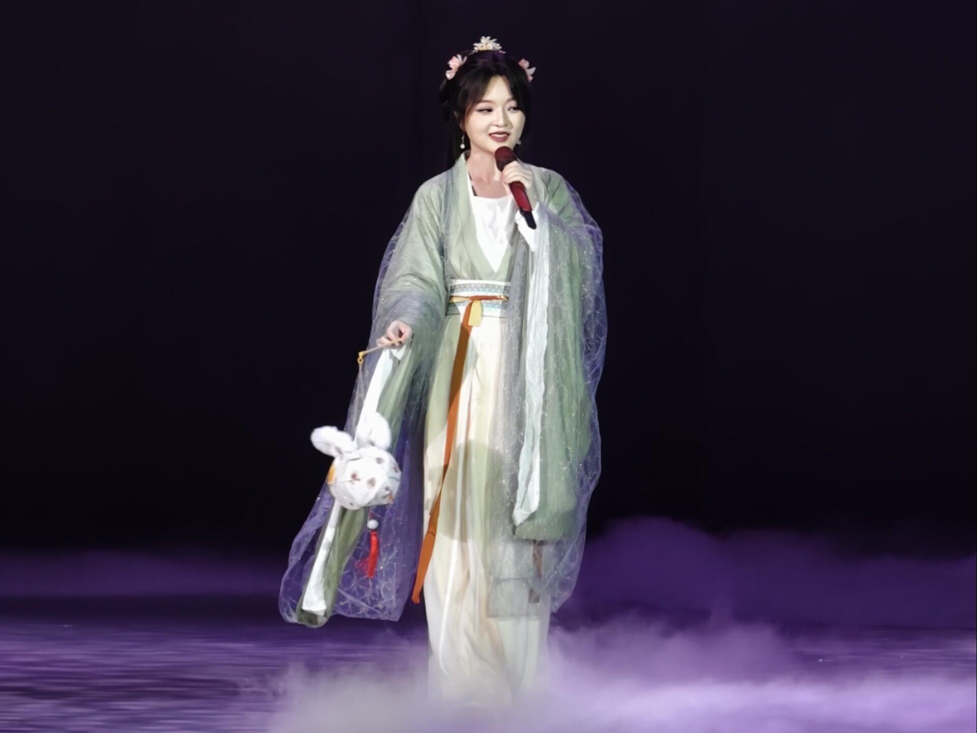 第一次汉服登台的黄黄,超美中秋节限定嫦娥玉兔皮肤