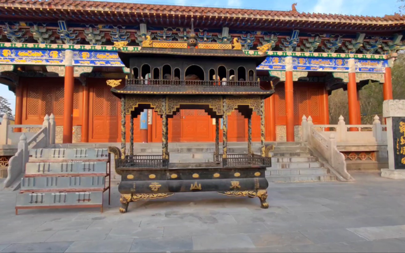 寺庙前的祈福安康香火铜炉台