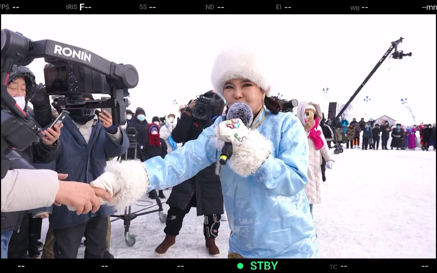 [图]乌兰图雅回家玩雪遭发现 被要求-20℃表演节目抵门票钱：《站在草原望北京》DJ版 20221228赤峰达里湖冬捕季开幕式