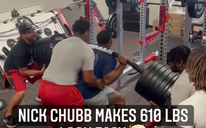 nfl跑卫nick chubb 深蹲610磅轻轻松松 杆子都没他轻松哔哩哔哩bilibili