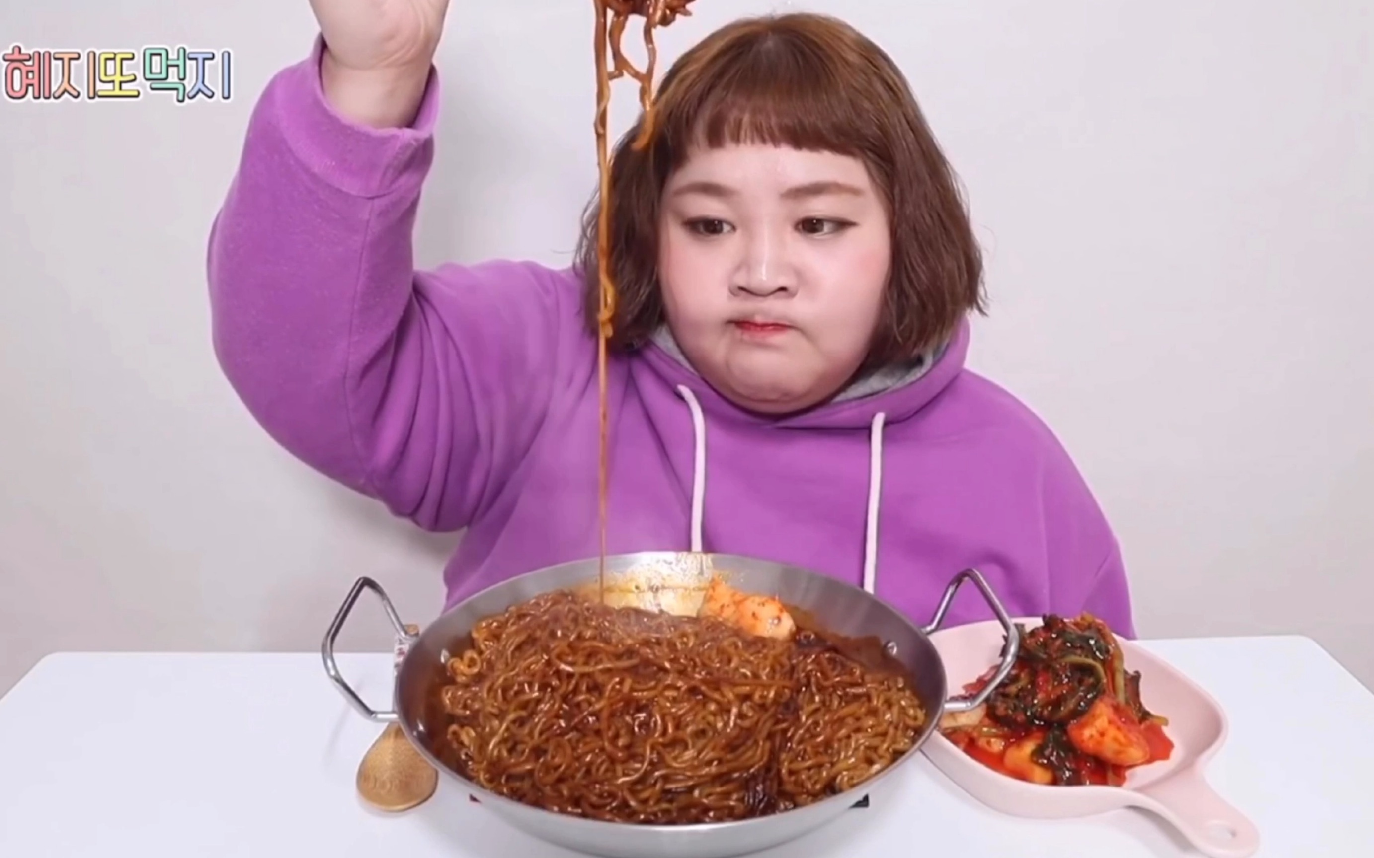 【可爱的惠智】Mukbang 这次吃两包炸酱面加一包火鸡面 辣到变脸哔哩哔哩bilibili