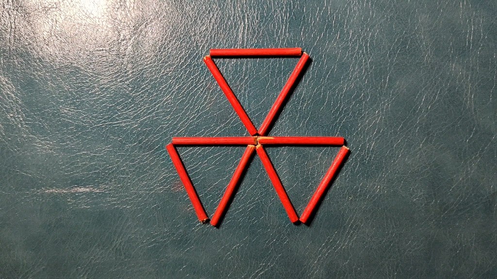 只移动三根木棒,如何才能变成5个三角形?看完后感觉很简单