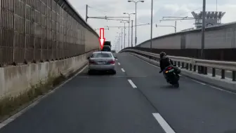 日本公路上一名”好心“摩托车骑士提醒后车，前面有隐蔽的巡逻车