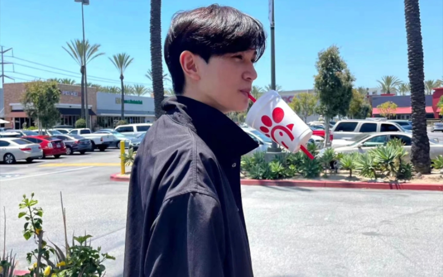 最近张智霖和袁咏仪的儿子张慕童更新社交平台,晒出自己的近照.