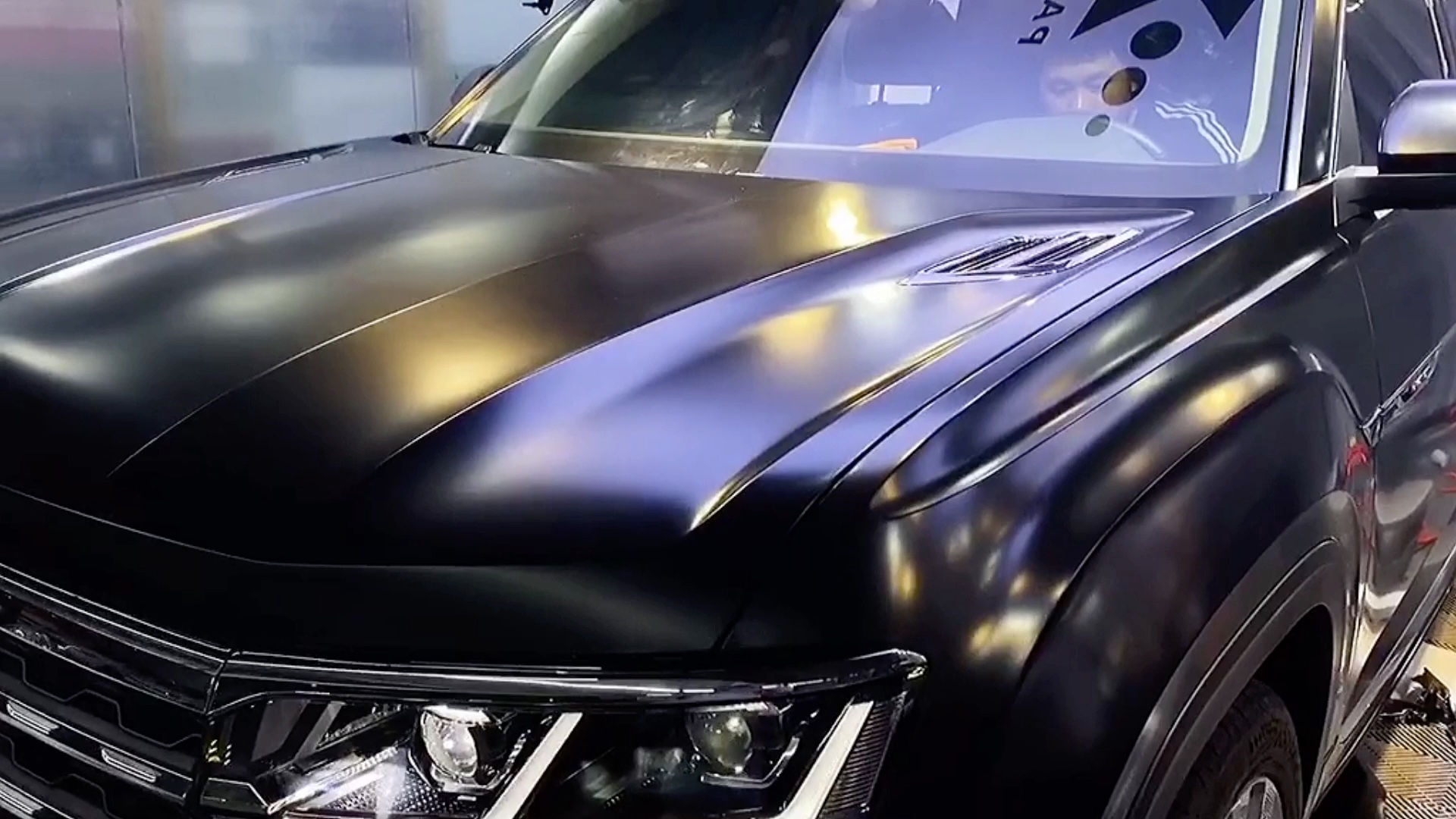 大众途昂改色贴膜,漆面电光黑改色贴膜效果,杭州汽车改色施工店