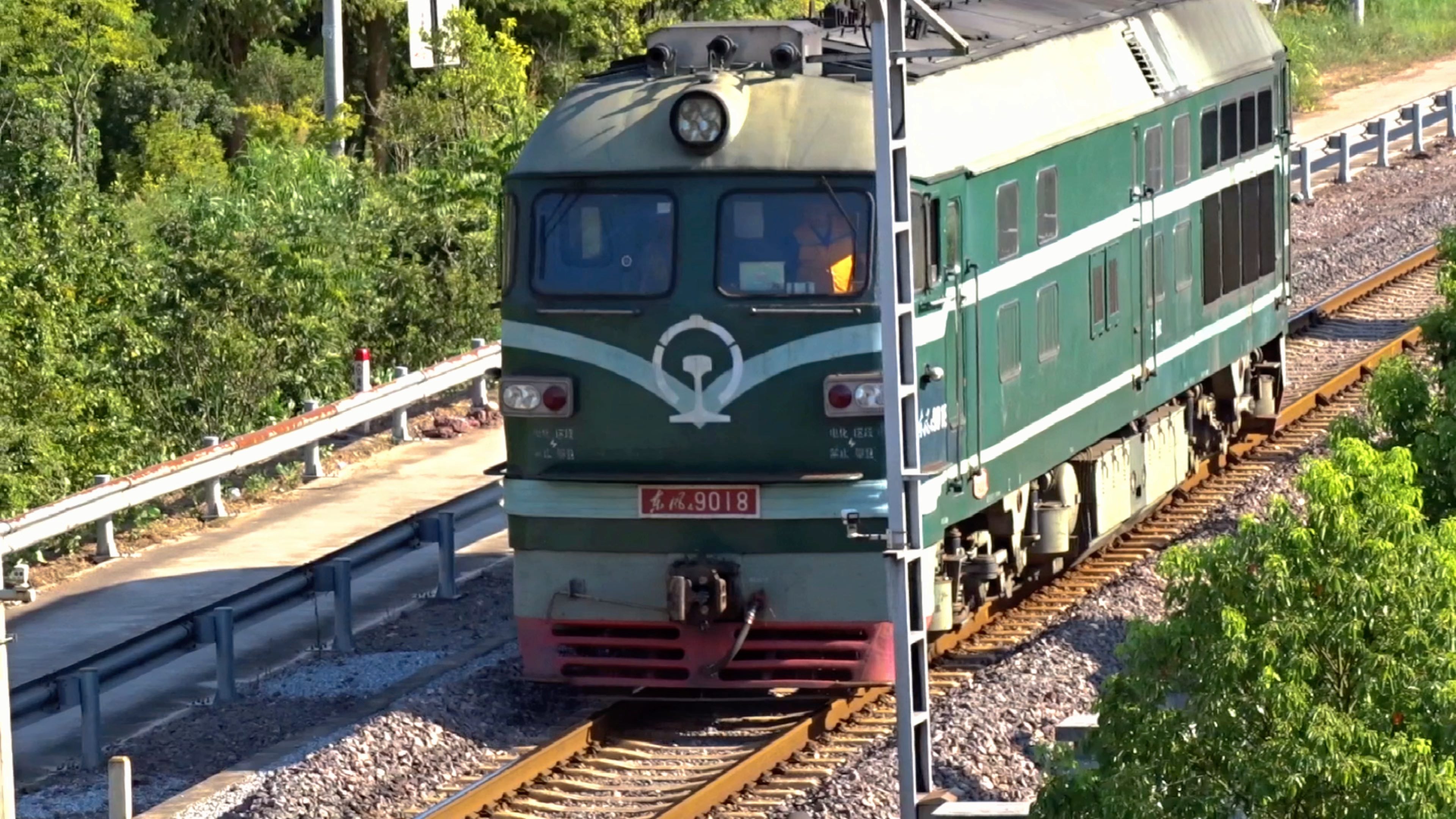 金千铁路新安江南站9018本务到达机转线作业进新南两道挂车