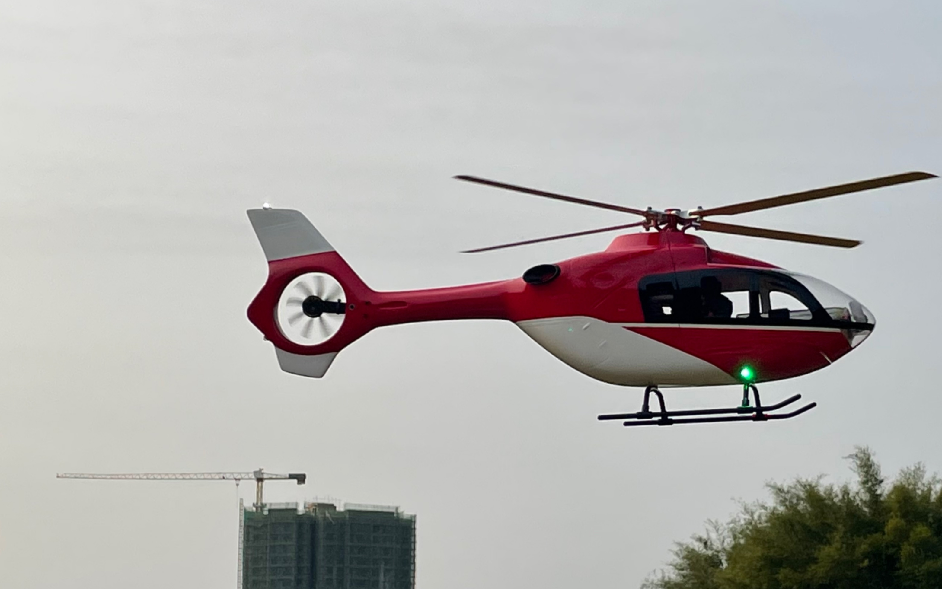 年纪轻轻就拥有了私人飞机场了哈哈,空客 ec135直升机