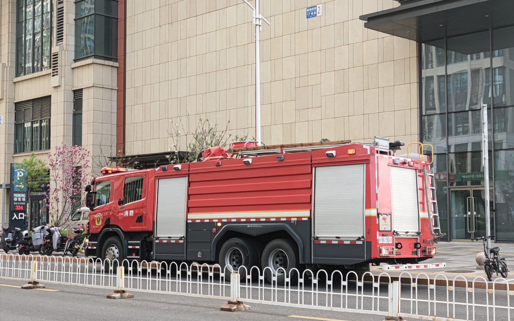 随拍斯堪尼亚消防车在北京门头沟新城区某大厦楼下