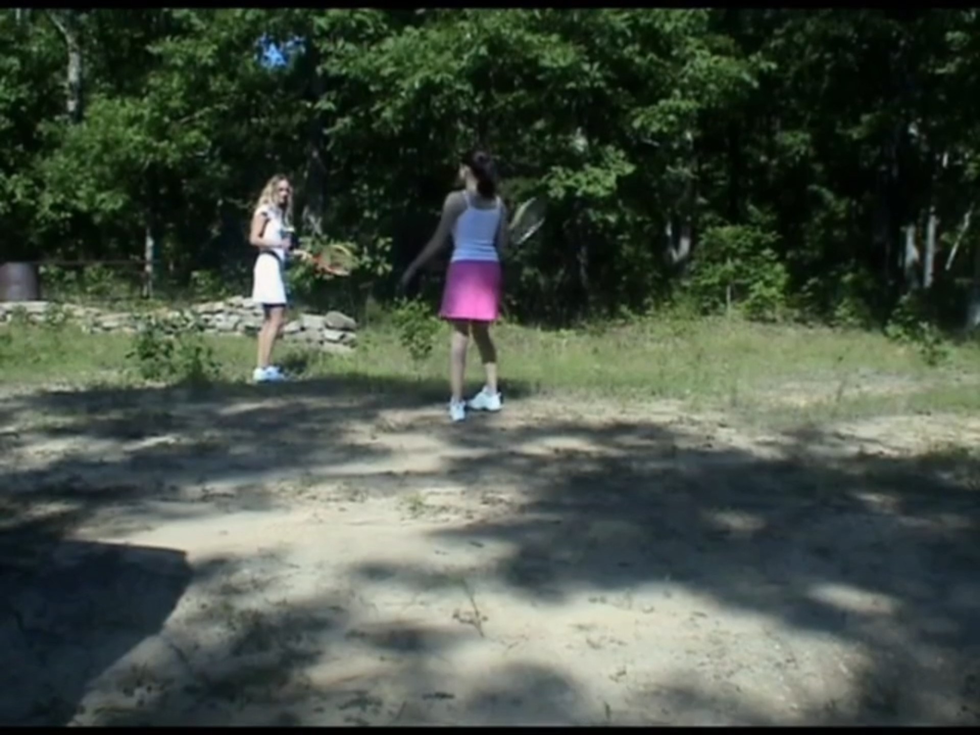 羽毛球美女陷入沼泽