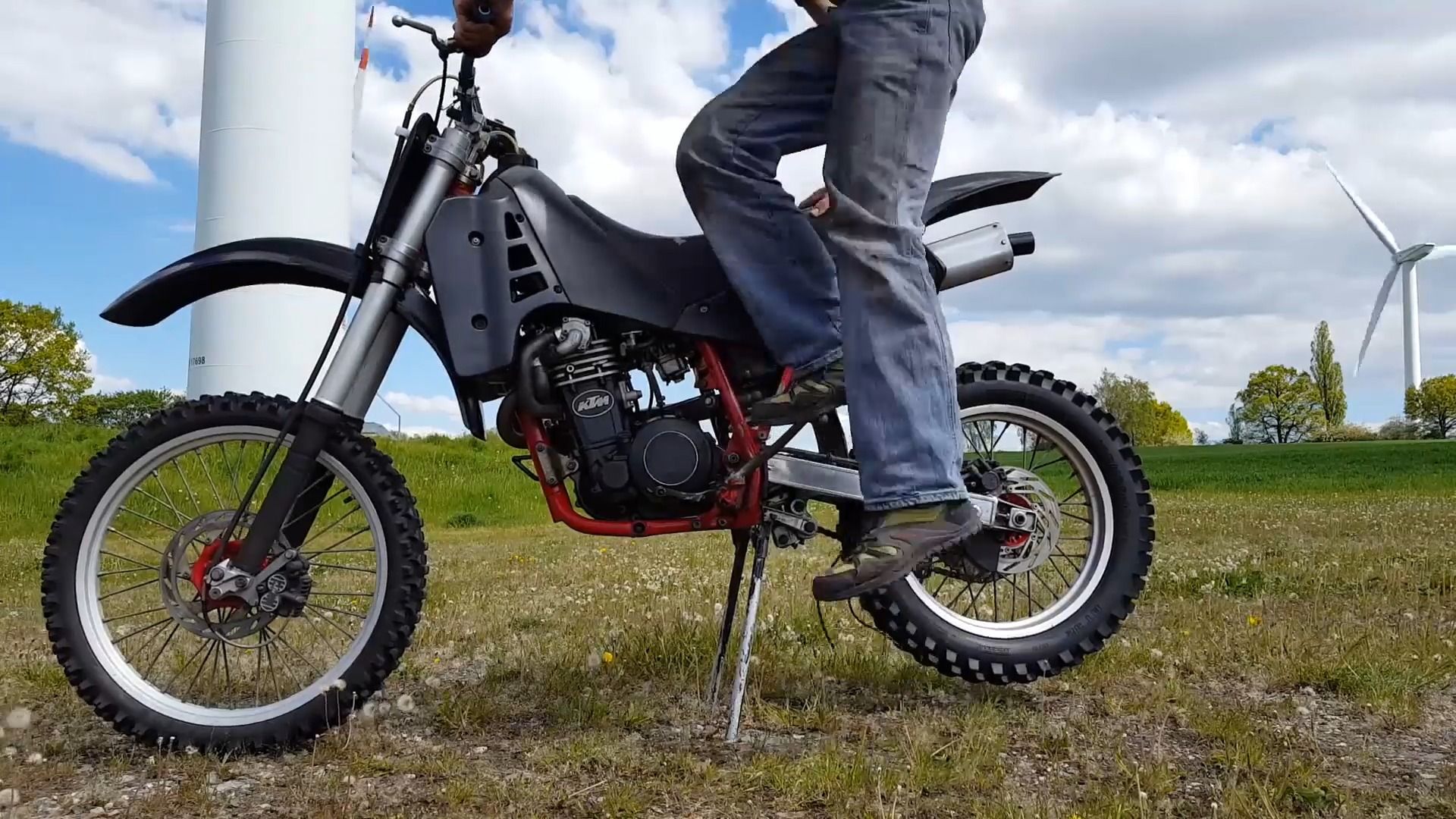 一脚踹很难吗?只要你掌握方法,同时车况良好【ktm lc4】