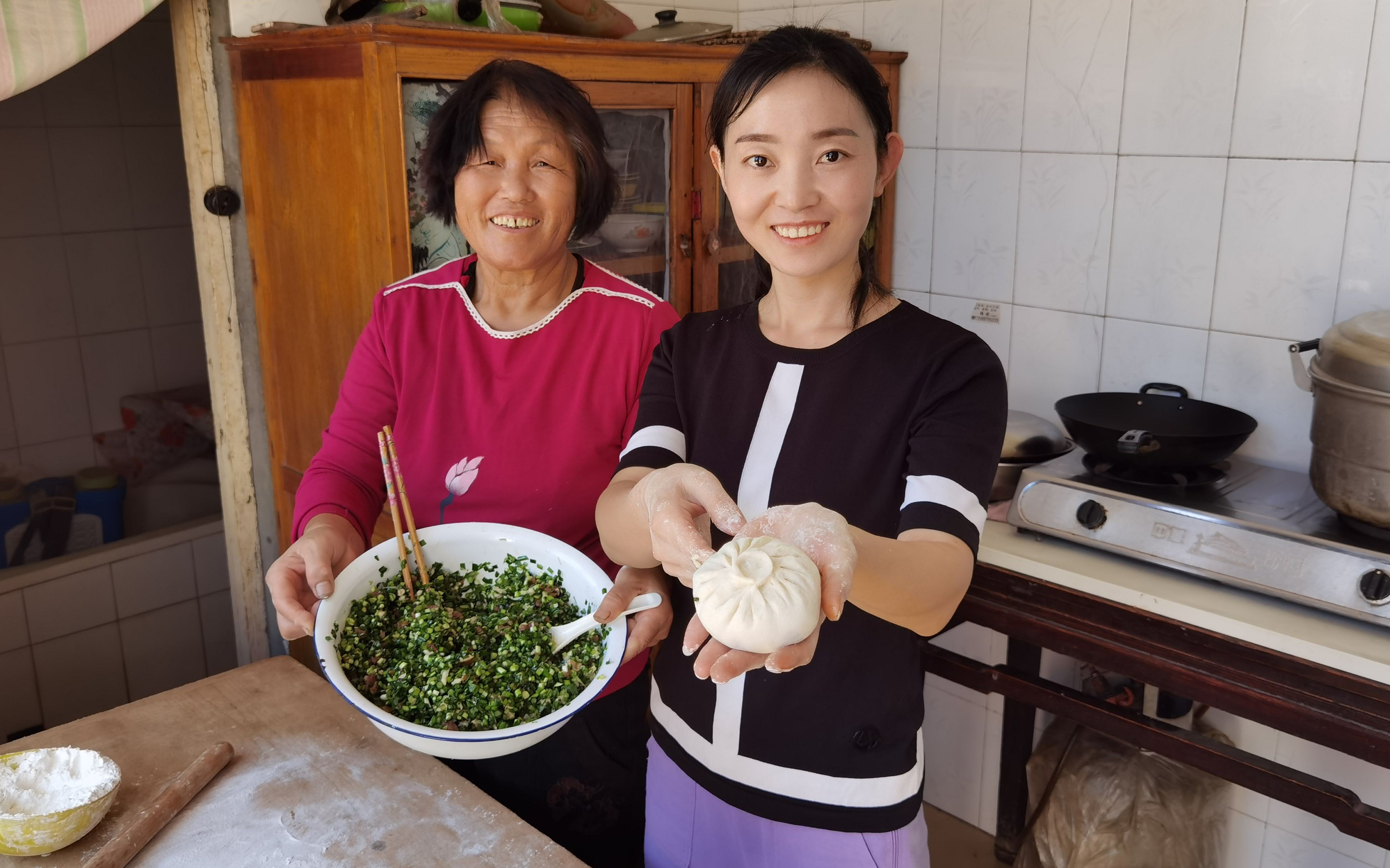 农村公婆忙秋收,城里媳妇来帮做饭,蒸包子烙馅饼,婆婆直夸好吃