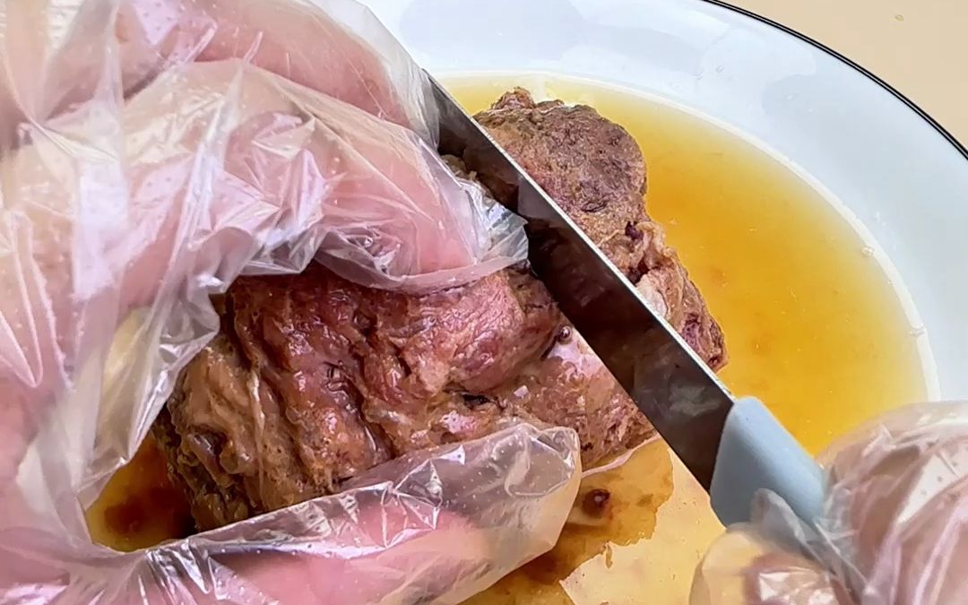 俄罗斯进口的牛肉罐头一定要尝尝,无添加剂,肉量足,特别好吃!