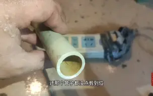 Video herunterladen: 像鸡蛋壳一样的水管，好不容易修好另外一处又漏了，老王都怕了！