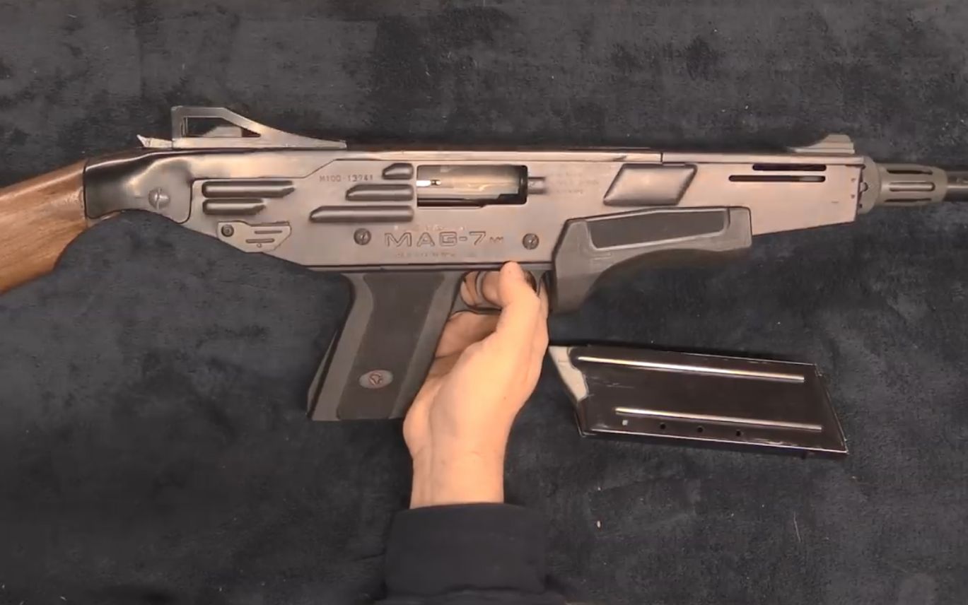 南非mag-7霰弹枪,融入冲锋枪概念,乍一看还以为是"乌兹"