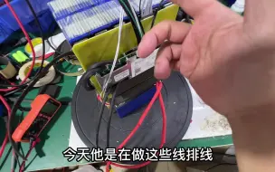 Download Video: 电动车锂电池制作严格要求工厂师傅，把控电池工整度和精细处理