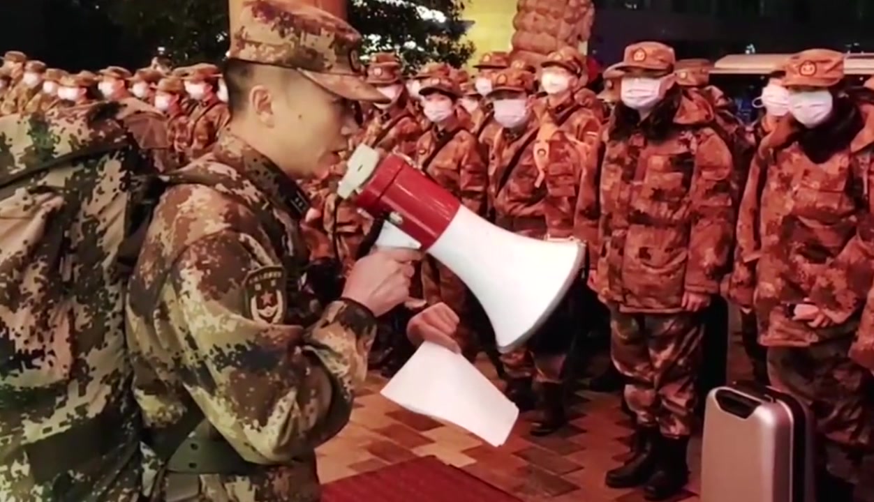 [图]【武汉】除夕夜解放军医护人员冒雨搭载运输机奔赴武汉，抗击疫情