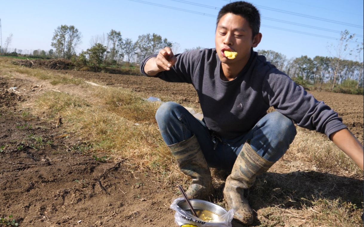 农村小罗刚吃一口饭回头看到不对劲娘俩都着急了