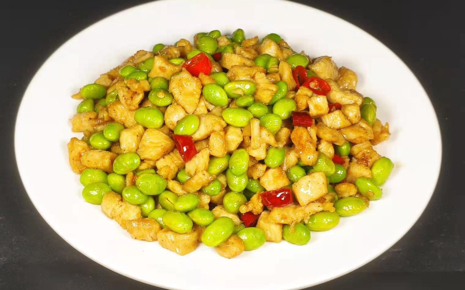 毛豆炒鸡丁的家常做法,出锅滑嫩爽口,营养丰富,鲜美适口太香了