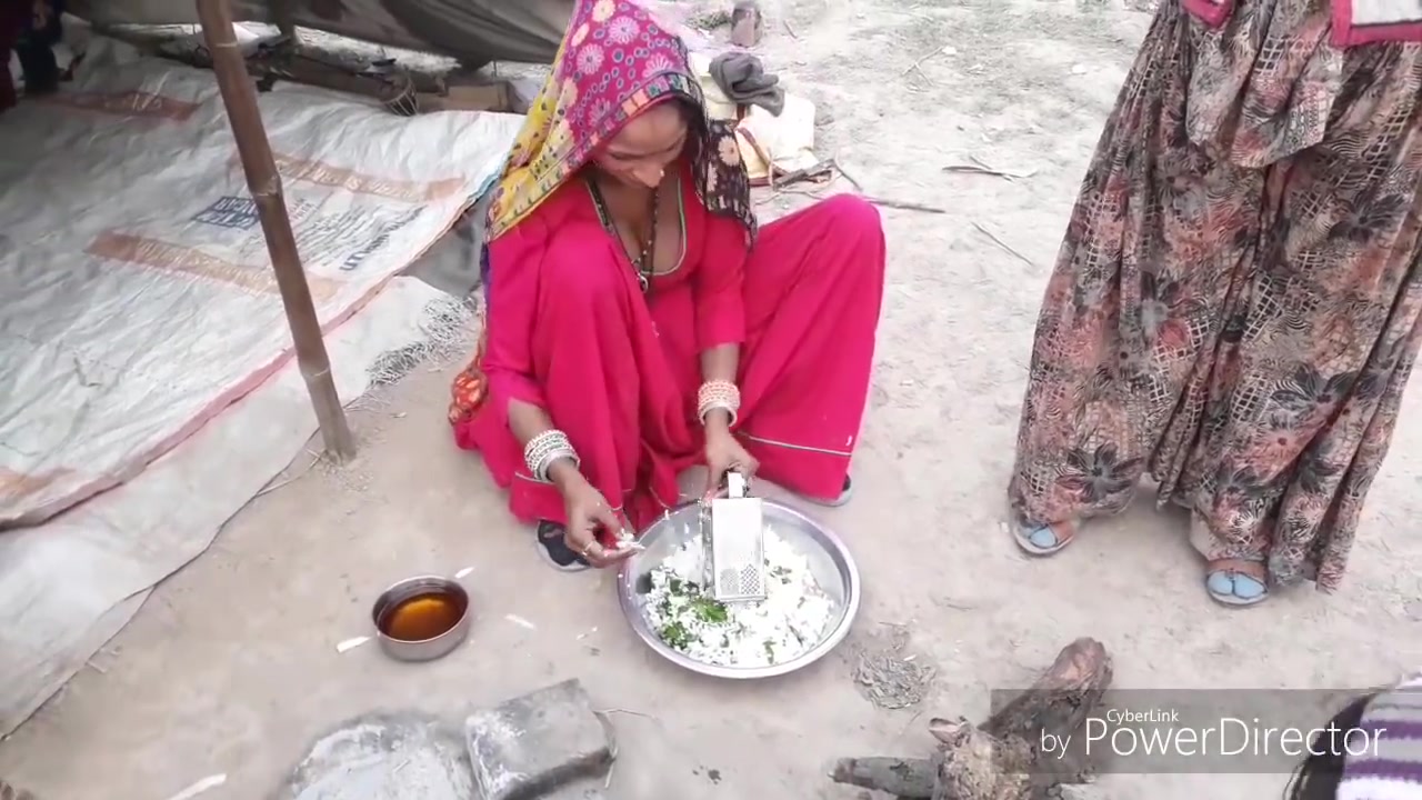 2019116印度拉贾斯坦邦农村妇女在做饭