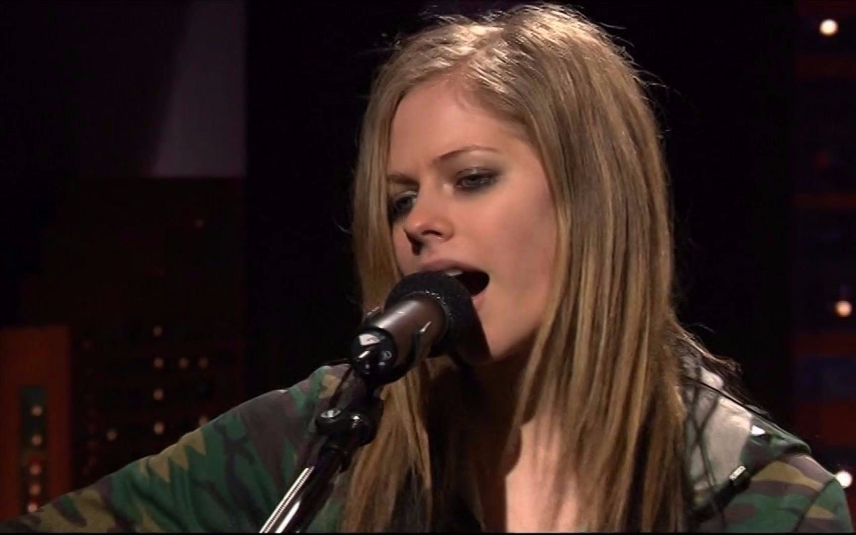 [图]Avril Lavigne - Don't Tell Me (The Panel 2004-08-18)