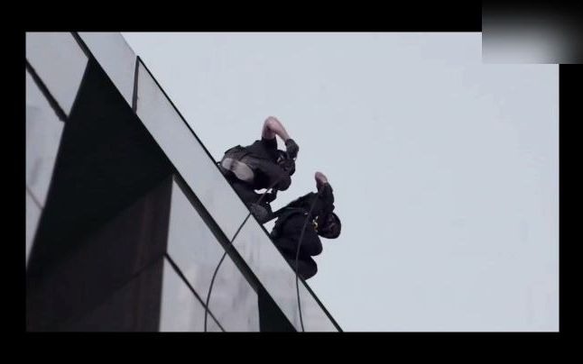 全副武装特警被蒙面敌人击毙