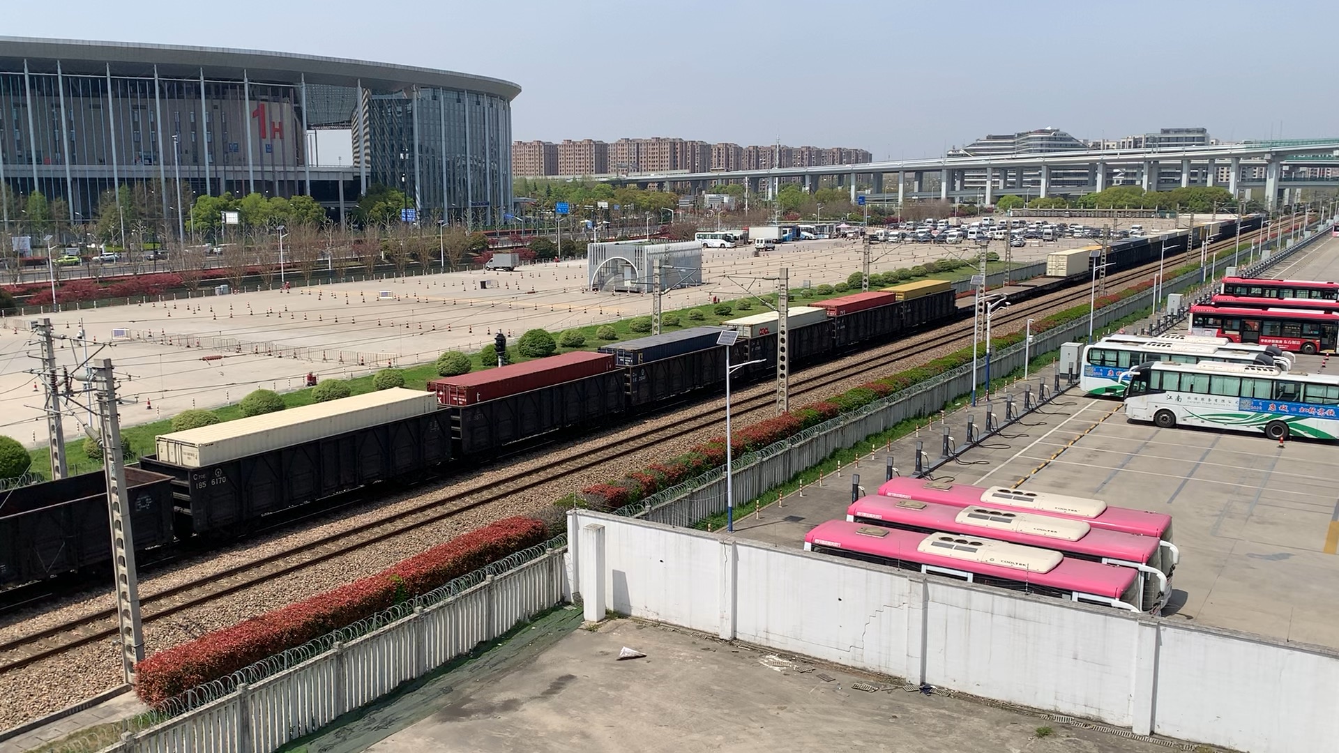 货运列车(芦潮港——南翔)11点48分通过国家会展中心