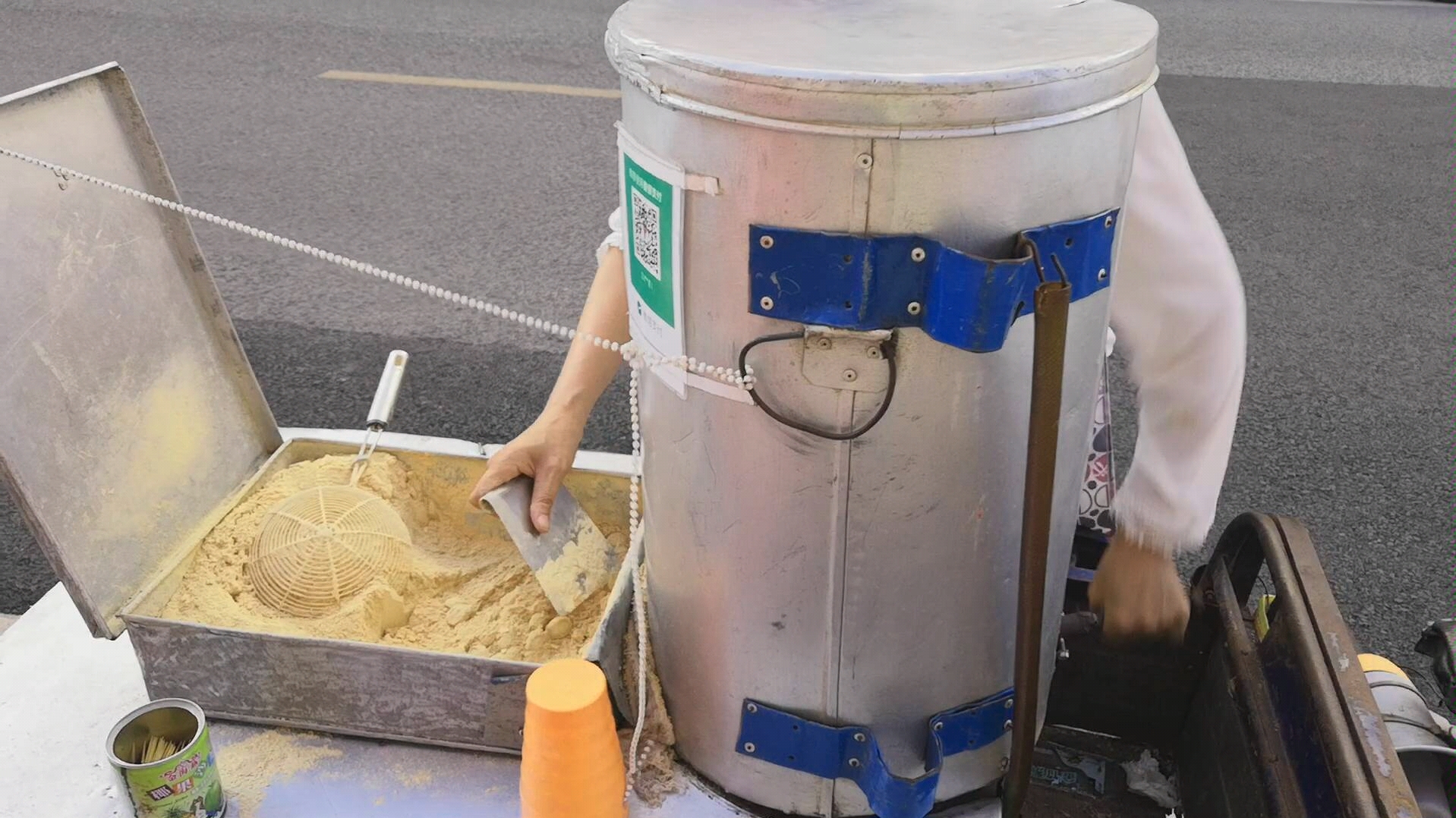 【夕行漫记】现场手工慢摇糍粑 格外有趣街边5元一碗的小糍粑,制作