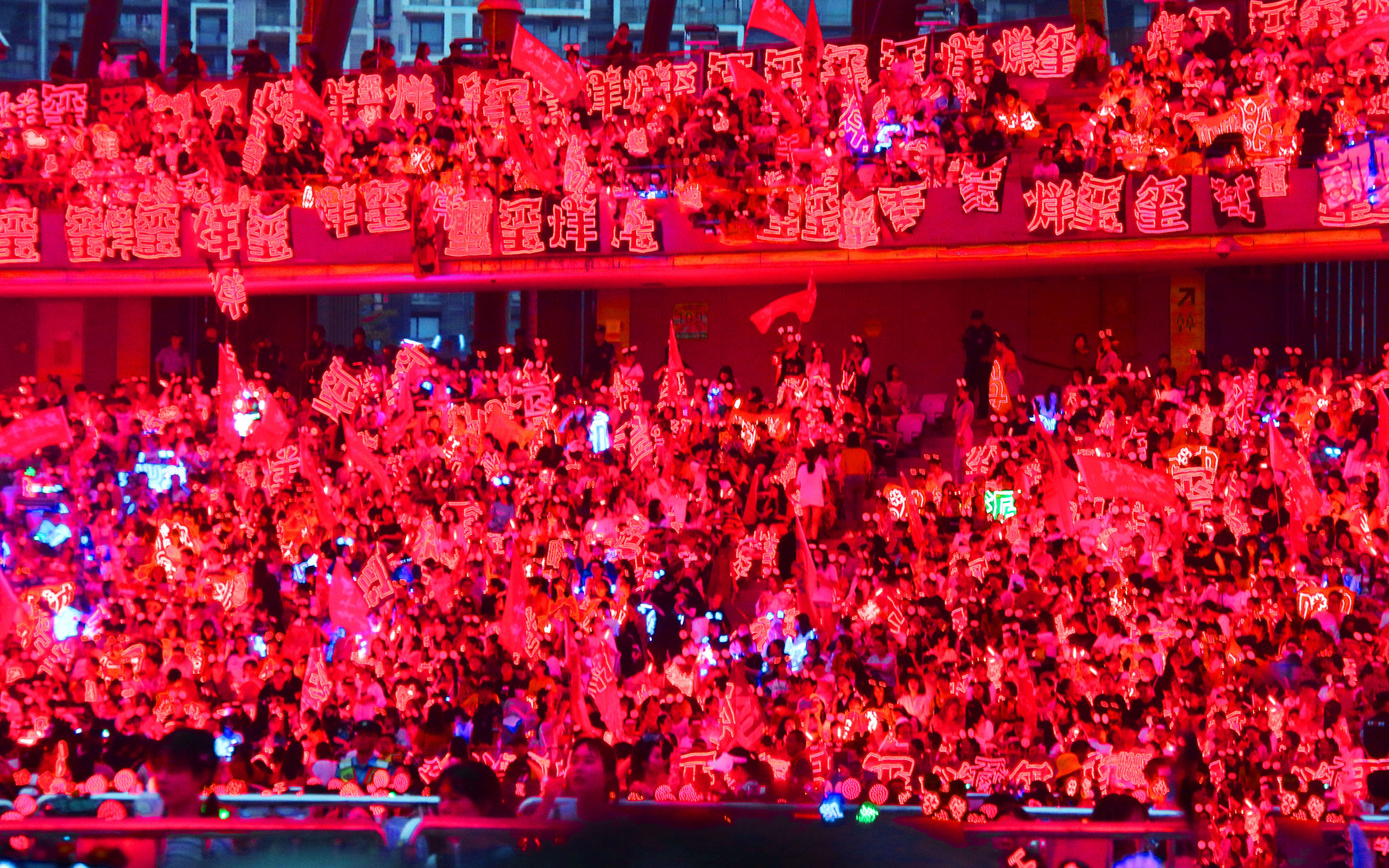 易烊千玺的鸟姐slay!六周年千家大旗