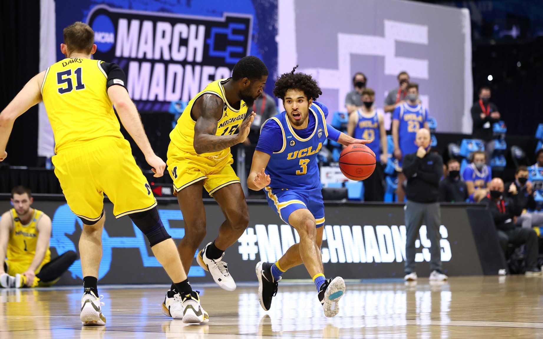 进攻就靠你!ucla后卫johnny juzang对阵密歇根大学28分