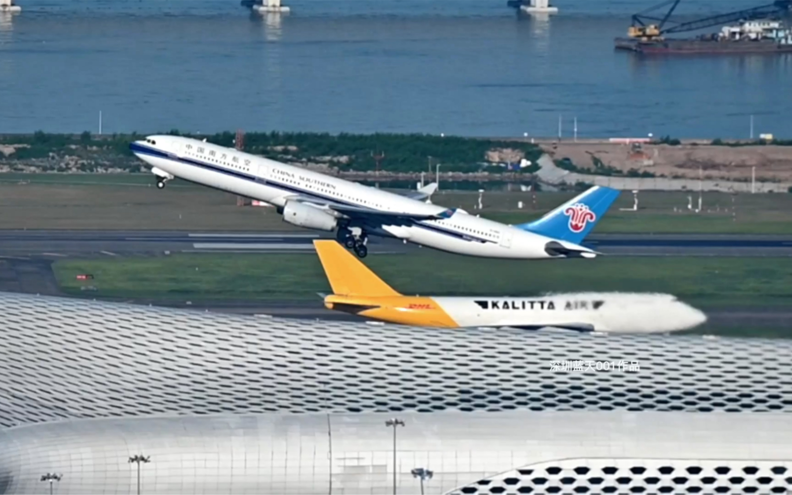 一组山顶角度拍的飞机起飞!深圳宝安国际机场依山傍海,甚是美丽.