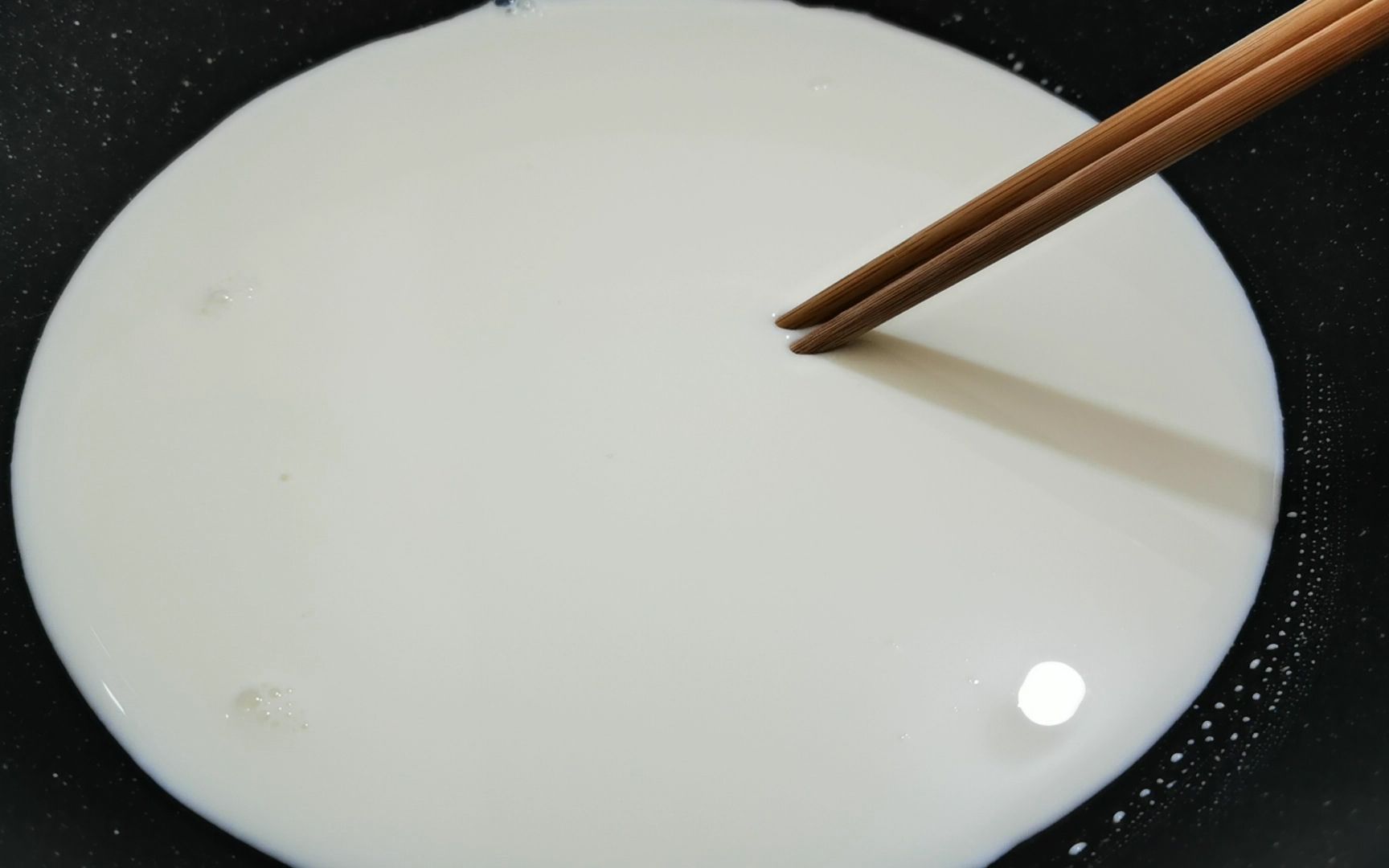 媳妇把2袋牛奶往锅中一倒,筷子一搅,出锅软糯香甜,孩子抢着吃